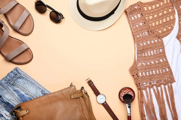 Moderne Frauenkleidung Mit Accessoires Auf Buntem Hintergrund — Stockfoto