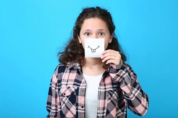 Jovem Segurando Papel Com Desenho Sorriso Fundo Azul — Fotografia de Stock