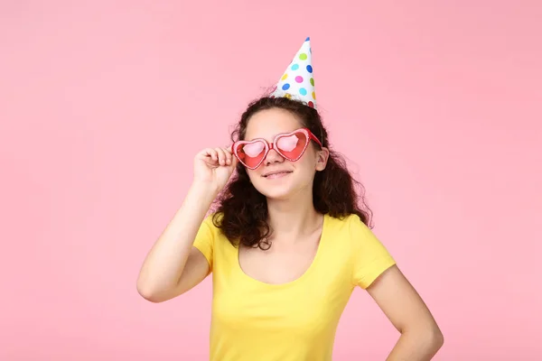 Schöne Junge Mädchen Mit Sonnenbrille Auf Rosa Hintergrund — Stockfoto