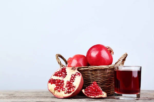 Frutta Succo Melograno Vetro Sul Tavolo Legno Grigio — Foto Stock