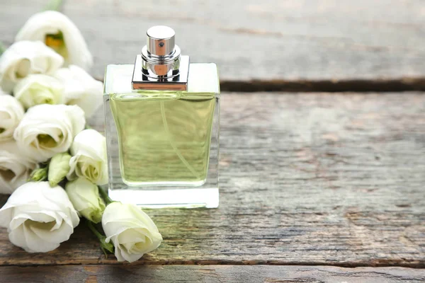 Parfümflasche Mit Eustoma Blumen Auf Holztisch — Stockfoto