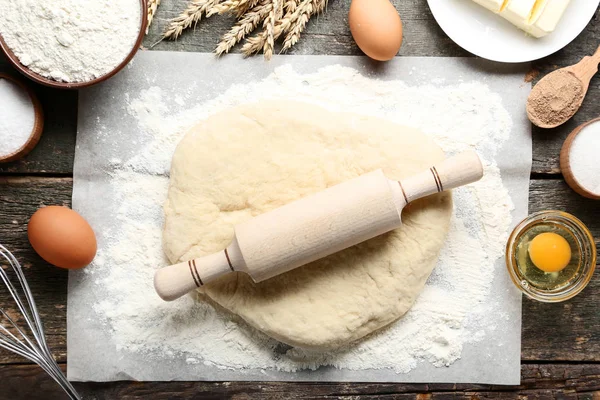 Pasta Cruda Con Mattarello Uova Farina Sul Tavolo Legno — Foto Stock