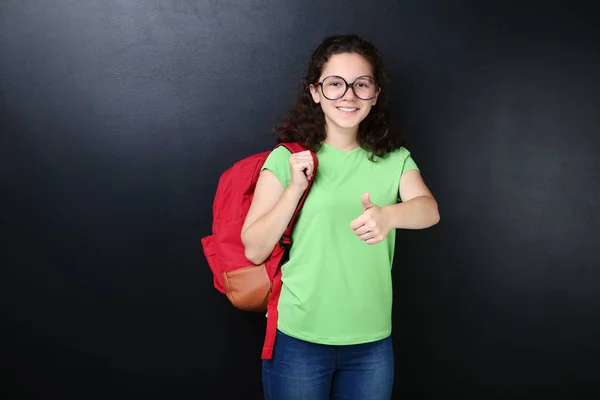 Chica Joven Con Mochila Fondo Pizarra — Foto de Stock