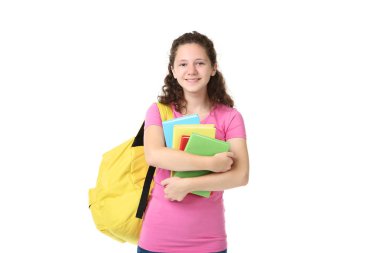 Sırt çantası ve beyaz arka plan kitapları olan genç bir kız.