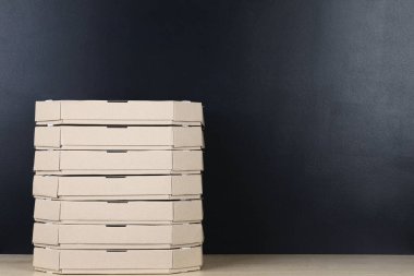 Siyah arka plan üzerine izole pizza kutuları yığını