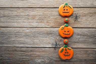 Cadılar Bayramı gingerbread çerezleri şekerler gri ahşap tablo ile