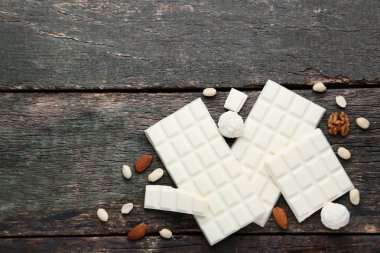 Hindistan cevizi Şeker ve ahşap masa fındık ile çikolata parçaları