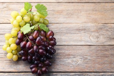 Kırmızı ve yeşil demet üzüm gri ahşap tablo