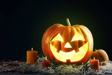 Cadılar Bayramı Balkabağı siyah arka plan üzerine mumlar ile