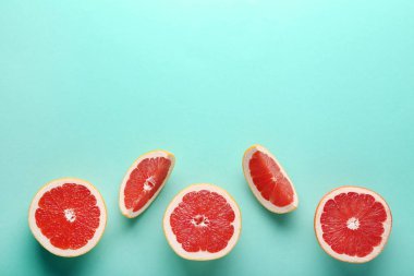 Olgun greyfurt dilim nane arka plan üzerinde