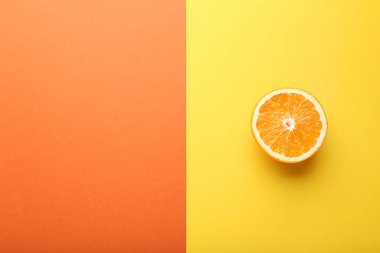 turuncu ve sarı renkli arka plan üzerinde turuncu meyve yarısı