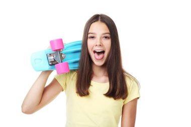 Beyaz arka plan üzerinde kaykay ile genç kız