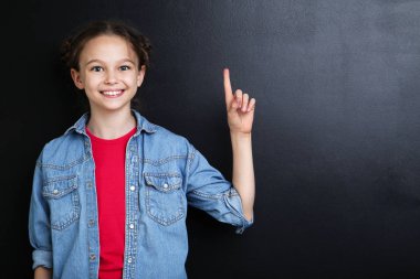 Blackboard arka plan üzerinde kot ceketli genç kız