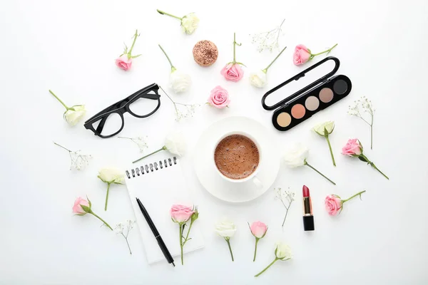 Flores Con Taza Café Cosméticos Maquillaje Sobre Fondo Blanco — Foto de Stock