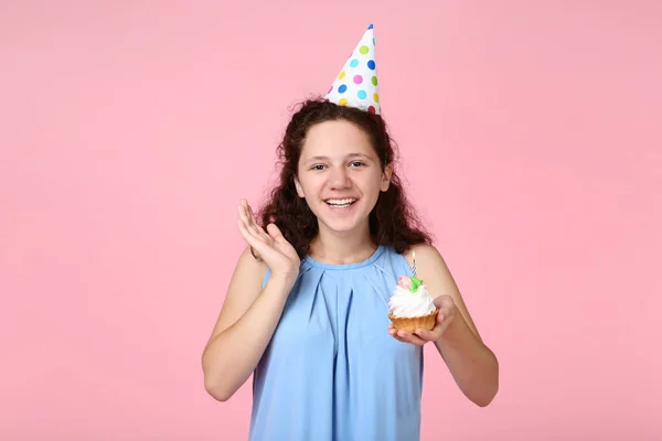 Cupcake Pembe Bir Arka Plan Üzerinde Güzel Genç Kızla — Stok fotoğraf