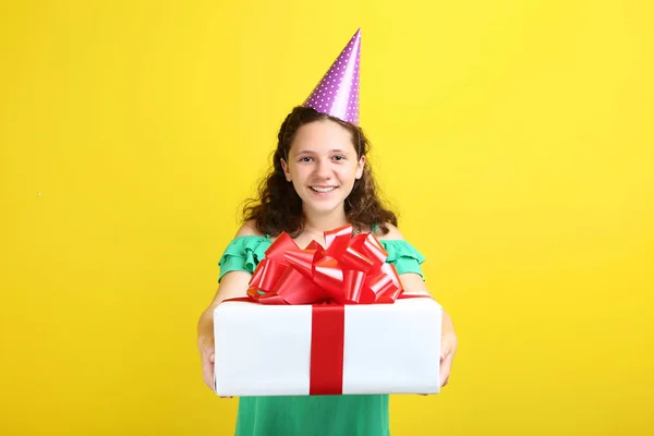 Hermosa Joven Con Caja Regalo Sobre Fondo Amarillo — Foto de Stock