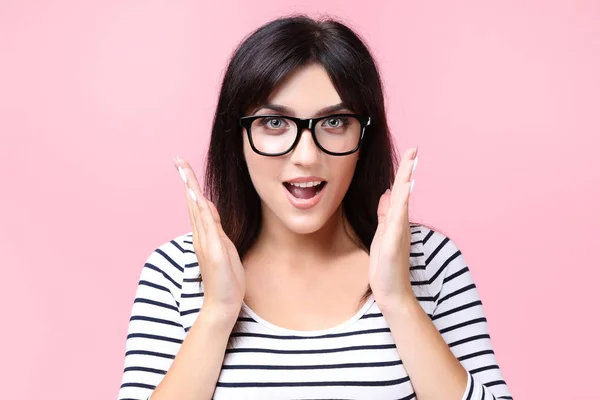 Mujer Joven Con Gafas Sobre Fondo Rosa — Foto de Stock