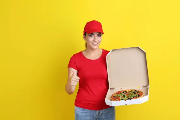 Mulher Entrega Com Pizza Caixa Papelão Fundo Amarelo — Fotografia de Stock