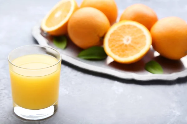 Glass Orange Juice Oranges Platter Background — Stock Photo, Image