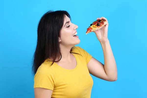 Jovem Mulher Comendo Pizza Fundo Azul — Fotografia de Stock