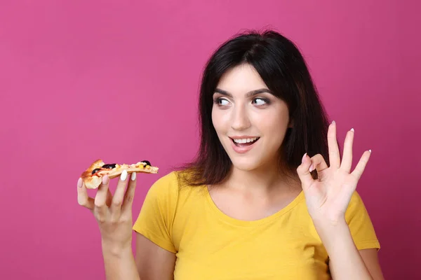 Junge Frau Isst Pizza Auf Rosa Hintergrund — Stockfoto