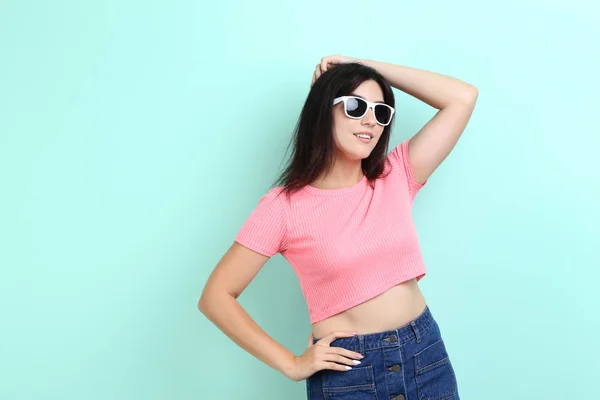 Young Woman Sunglasses Mint Background — Stock Photo, Image