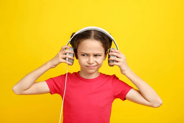 Chica Joven Con Auriculares Sobre Fondo Amarillo — Foto de Stock