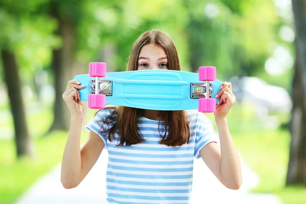 Jeune Fille Tenant Skateboard Dans Parc — Photo