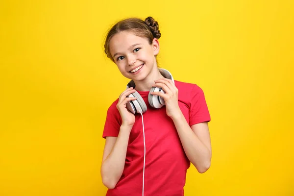 Chica Joven Con Auriculares Sobre Fondo Amarillo — Foto de Stock