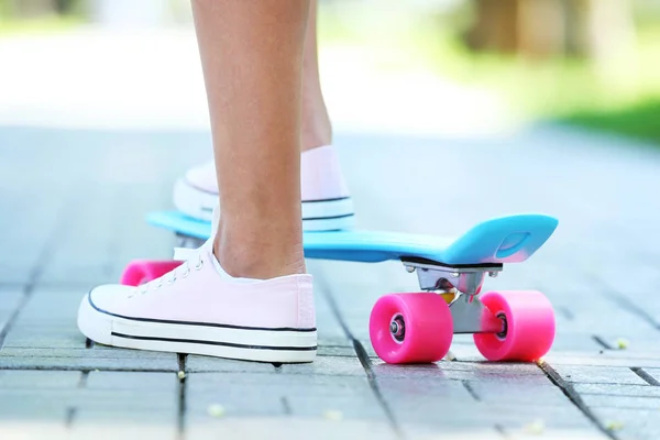 Ragazza Con Skateboard Nel Parco — Foto Stock