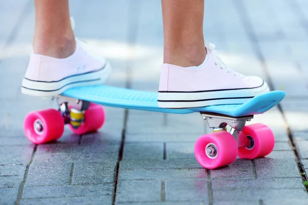 Ragazza Piedi Sullo Skateboard Nel Parco — Foto Stock