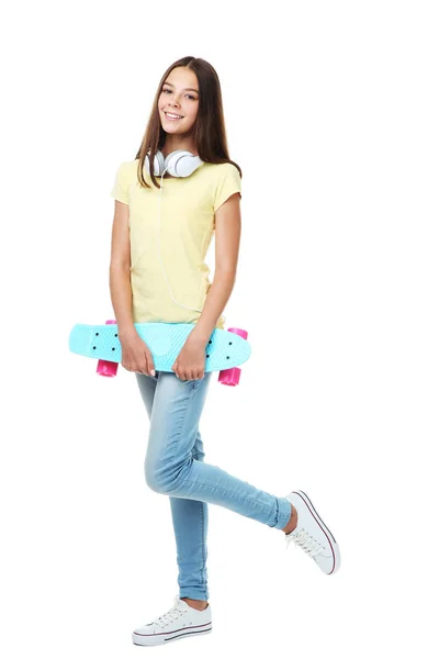 Giovane Ragazza Con Skateboard Cuffie Sfondo Bianco — Foto Stock