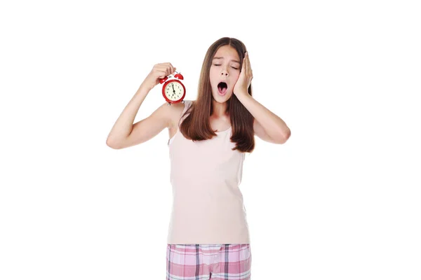 Gapende Meisje Pyjama Met Rode Wekker Witte Achtergrond — Stockfoto