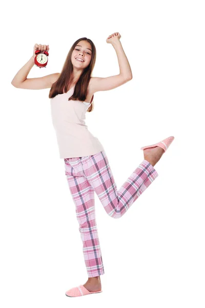 白い背景の上に赤の目覚まし時計とパジャマで若い女の子 — ストック写真