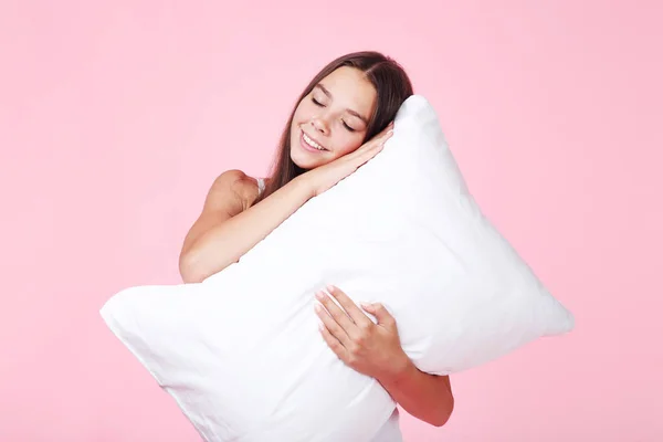 Menina Com Travesseiro Branco Fundo Rosa — Fotografia de Stock