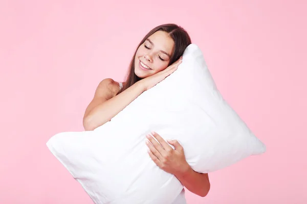 Chica Joven Con Almohada Blanca Sobre Fondo Rosa — Foto de Stock