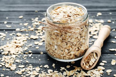 Cam siyah ahşap masa üzerinde çiğ yulaf ezmesi Kuru