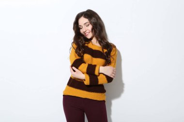 Kazaklı beyaz arka plan üzerinde güzel genç kadın