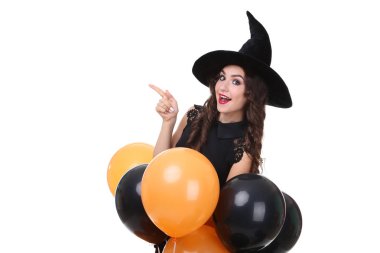 Genç kadın beyaz arka plan üzerinde izole balonlu halloween kılık