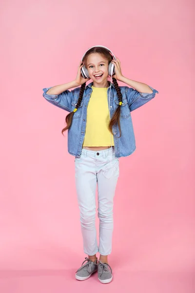 Chica Joven Con Auriculares Sobre Fondo Rosa — Foto de Stock