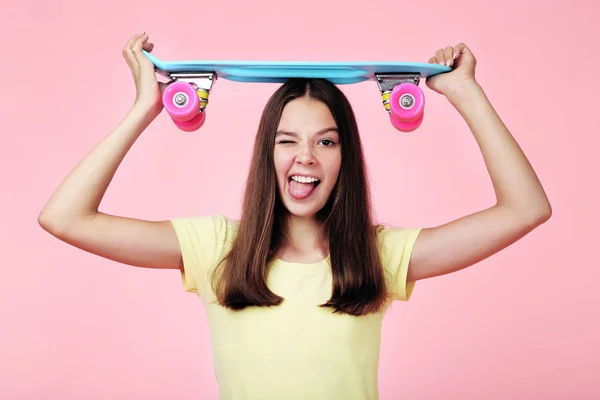 Menina Com Skate Fundo Rosa — Fotografia de Stock
