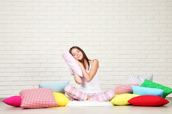 Menina Com Travesseiros Coloridos Sentados Chão — Fotografia de Stock