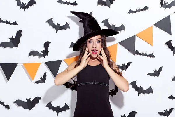 Mladá Žena Halloween Kostýmu Papíru Netopýrů Bílém Pozadí — Stock fotografie