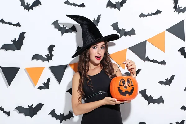 Mujer Joven Traje Halloween Con Cubo Calabaza Sobre Fondo Blanco — Foto de Stock
