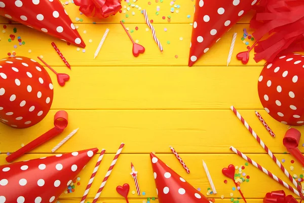 Tappi Carta Compleanno Con Soffiatori Cannucce Tavolo Legno Giallo — Foto Stock