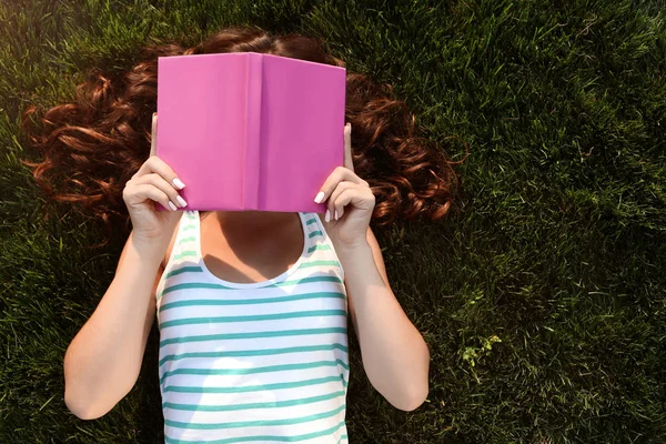 Młoda Kobieta Książki Leżącego Zielonej Trawie Parku — Zdjęcie stockowe