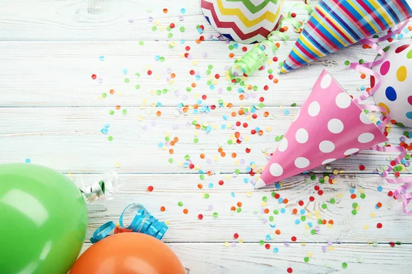 Tappi Carta Compleanno Con Coriandoli Palloncini Sul Tavolo Legno — Foto Stock