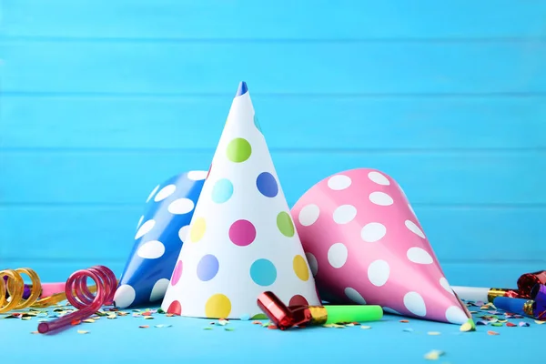 Tappi Carta Compleanno Con Soffiatori Cannucce Sfondo Blu — Foto Stock