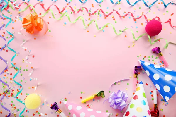 Gorras Sopladores Cintas Para Fiestas Cumpleaños Sobre Fondo Rosa —  Fotos de Stock