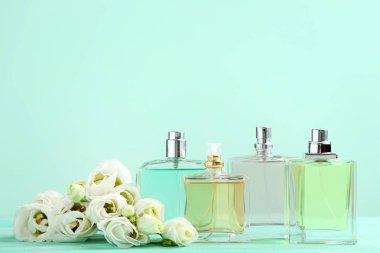 Nane ahşap masaya eustoma çiçek ile parfüm şişeleri